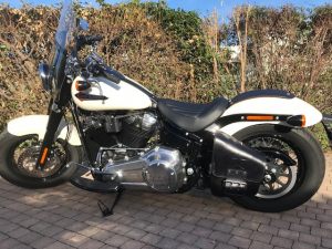 Sacoche Myleatherbikes sur Softail Slim (1)